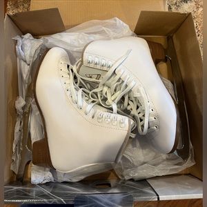 BRAND NEW NEVER WORN JACKSON EXCEL ICE SKATES